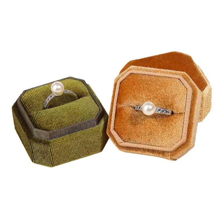 Elegante caja de anillos para boda.